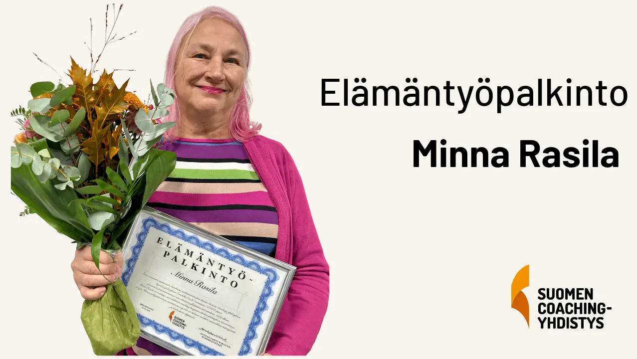 Elämänntyöpalkinnon saaja Minna Rasila, toisessa kädessä kukkapuska ja toisessa dipolomi